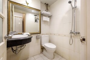 Shower, rainfall showerhead, free toiletries, hair dryer - OYO 1158 Ngoc Trai Hotel (Hanoi)