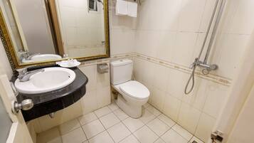 Standard Double Room | Bathroom | Shower, rainfall showerhead, free toiletries, hair dryer