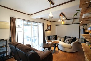 케이블 채널 시청이 가능한 120인치 평면 TV, 비디오 게임기, 넷플릭스