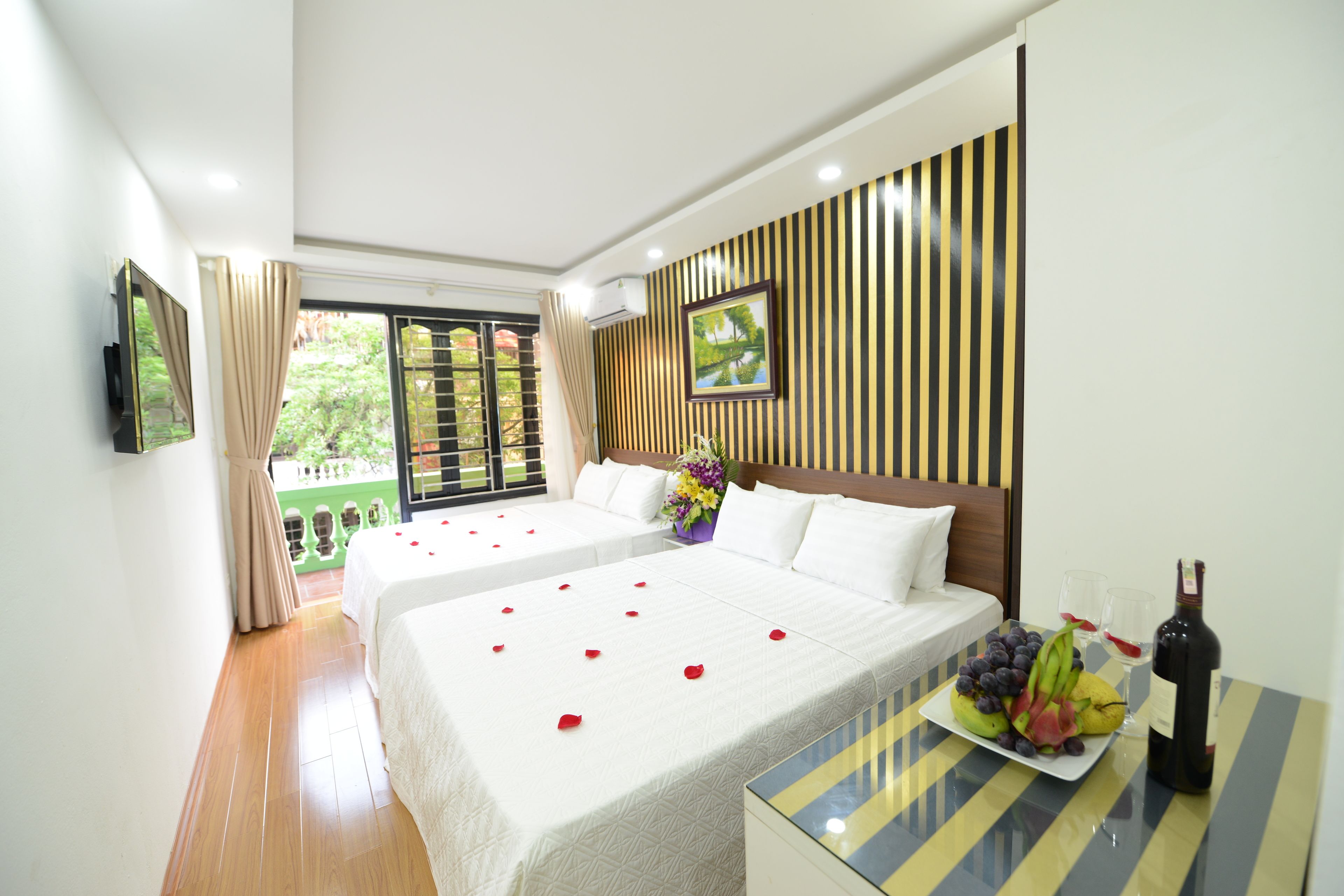 Family Room | Soundproofing, free WiFi