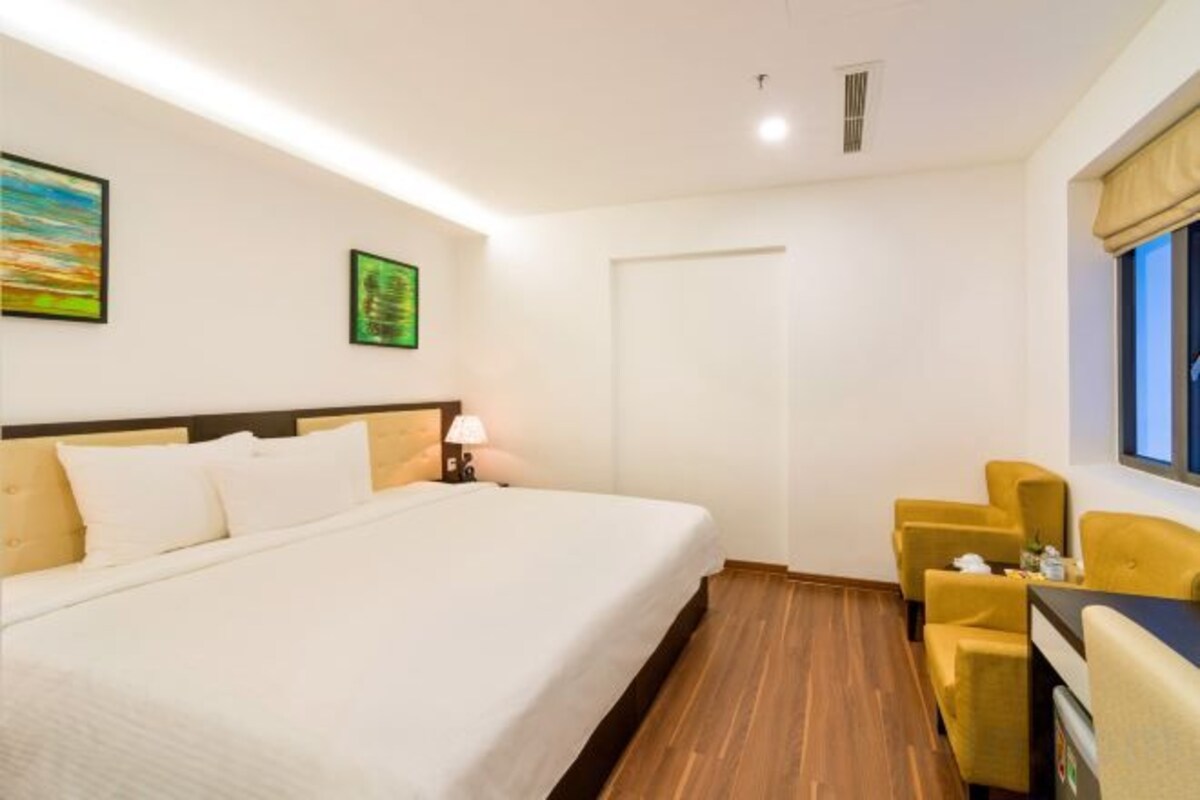 Frigobar, cofres nos quartos, escrivaninha, cortinas blackout