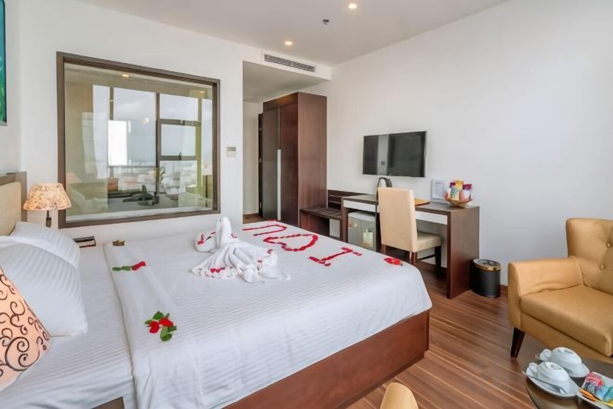 Minibar, in-room safe, desk, blackout curtains