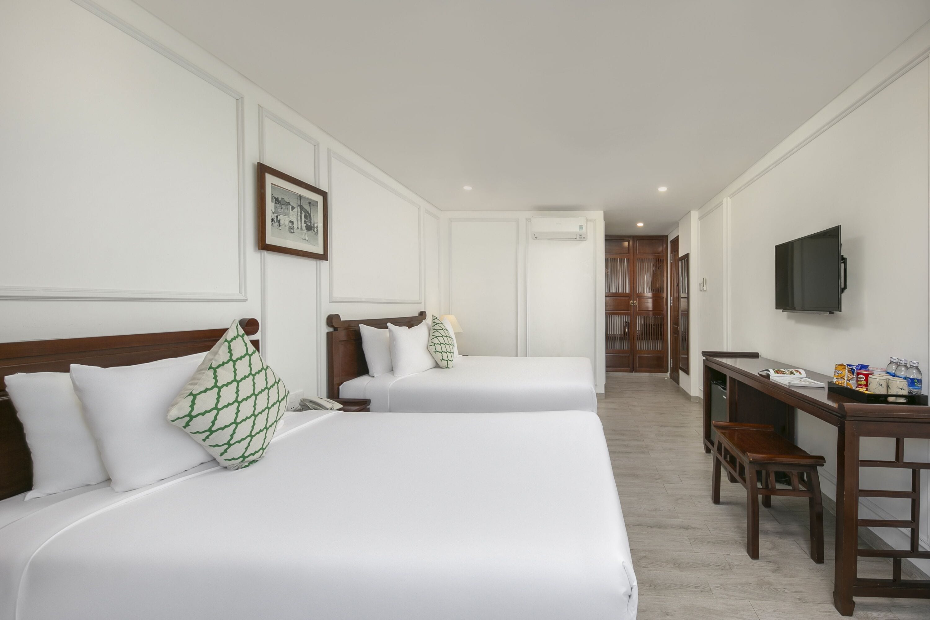 executive room | minibar, in-room safe, desk, soundproofing