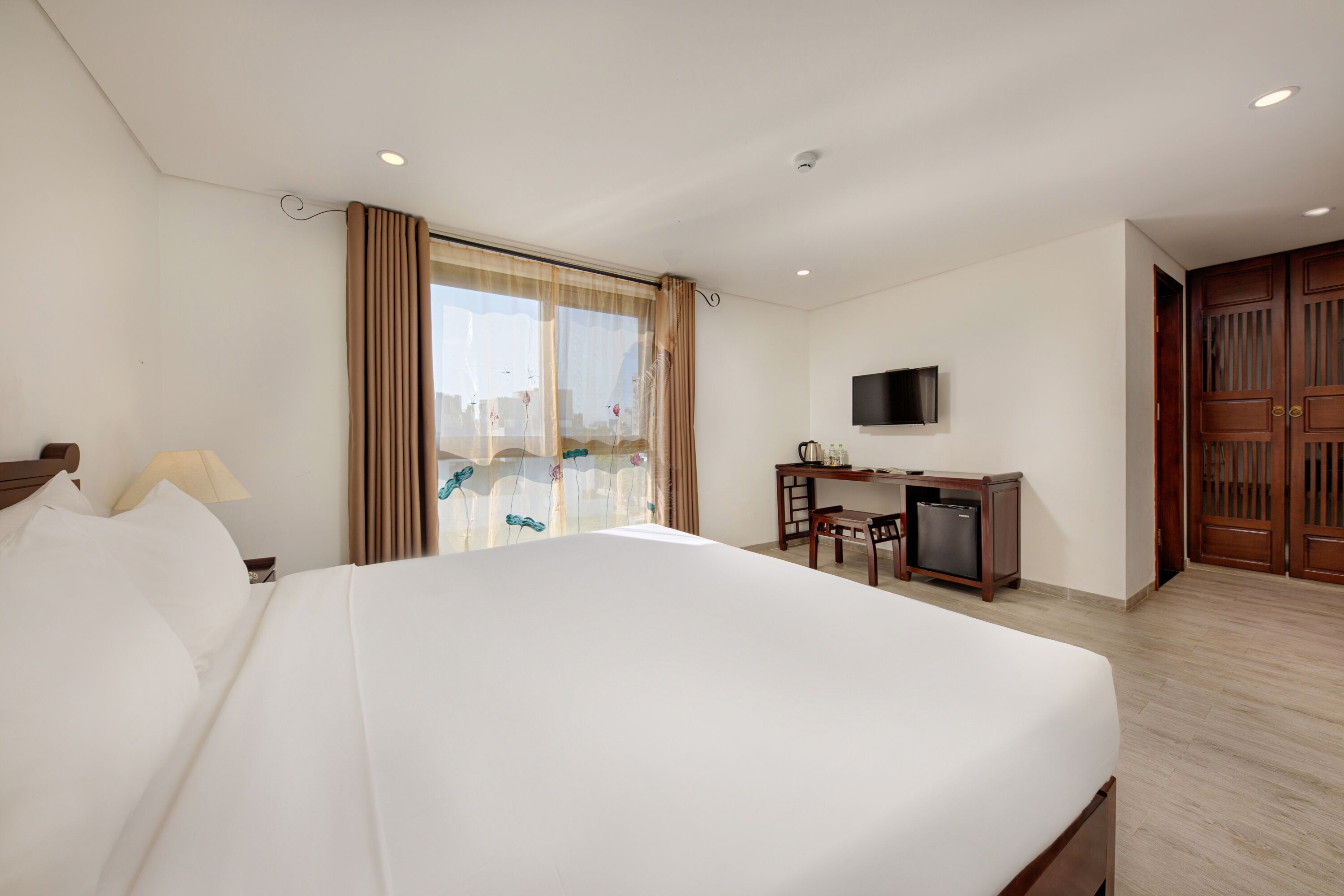 minibar, in-room safe, desk, soundproofing