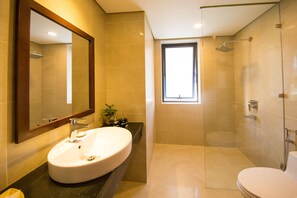 Quarto executivo | Banheiro | Chuveiro, produtos de toalete grátis, secador de cabelo, chinelos