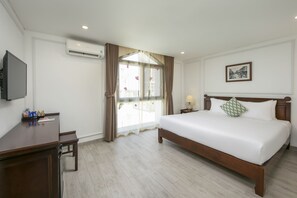 Minibar, caja de seguridad en la habitación y escritorio 