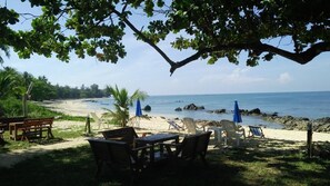 Breakfast, lunch and dinner served - Kohjum Sea Beach Resort (Nuea Khlong)