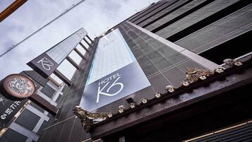 Segnaletica di un hotel dal design moderno con il logo 'Hotel K5'.