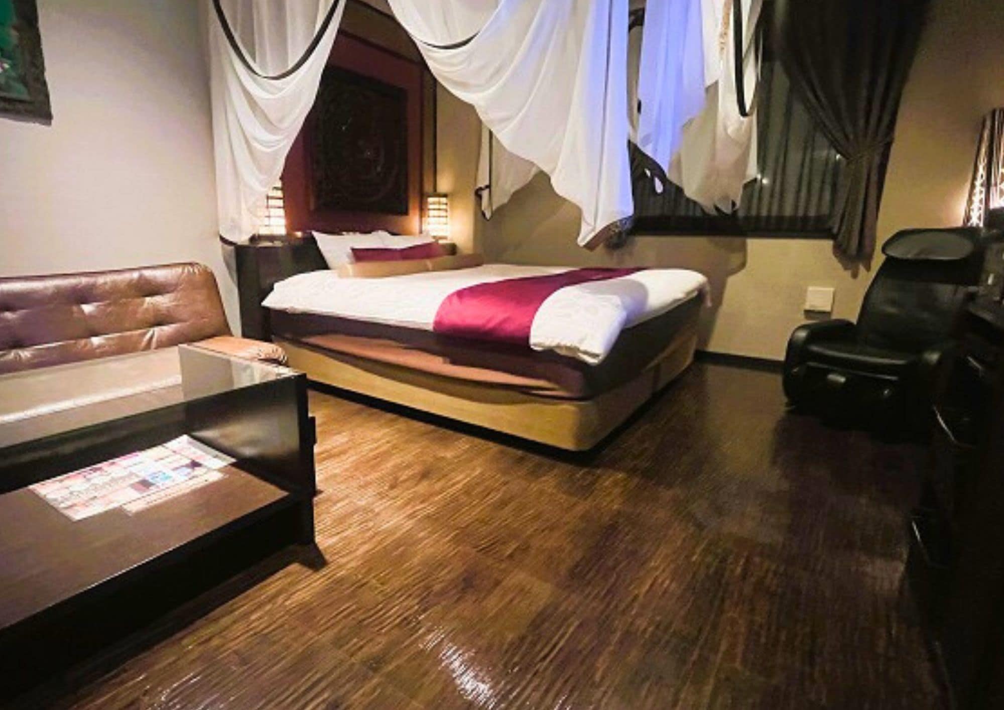 Una habitación de hotel con una cama, un escritorio y una silla.
