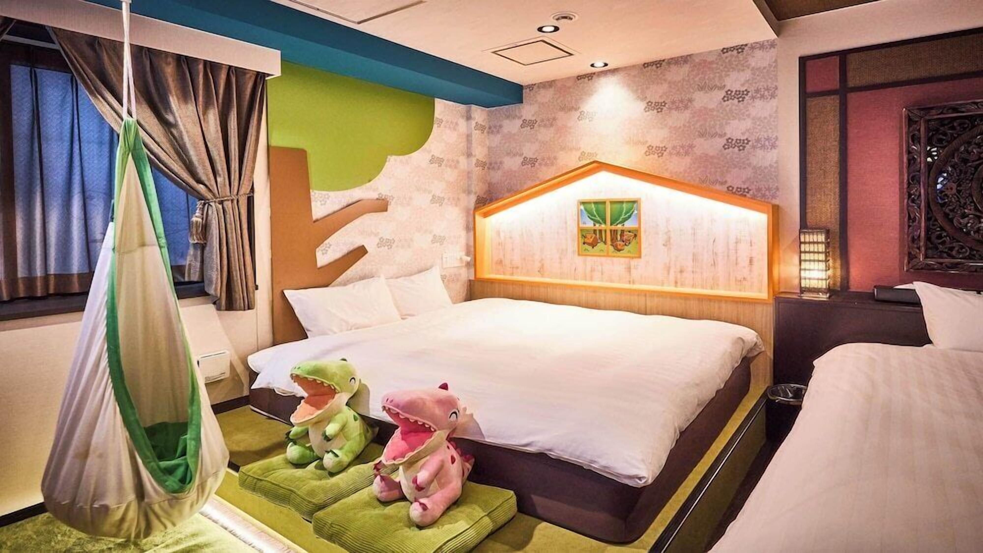 Soundproofing, free WiFi, bed sheets