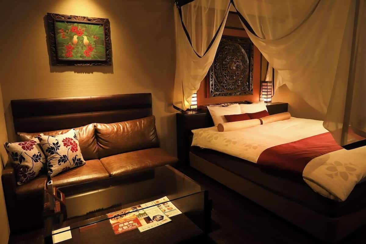 Soundproofing, free WiFi, bed sheets