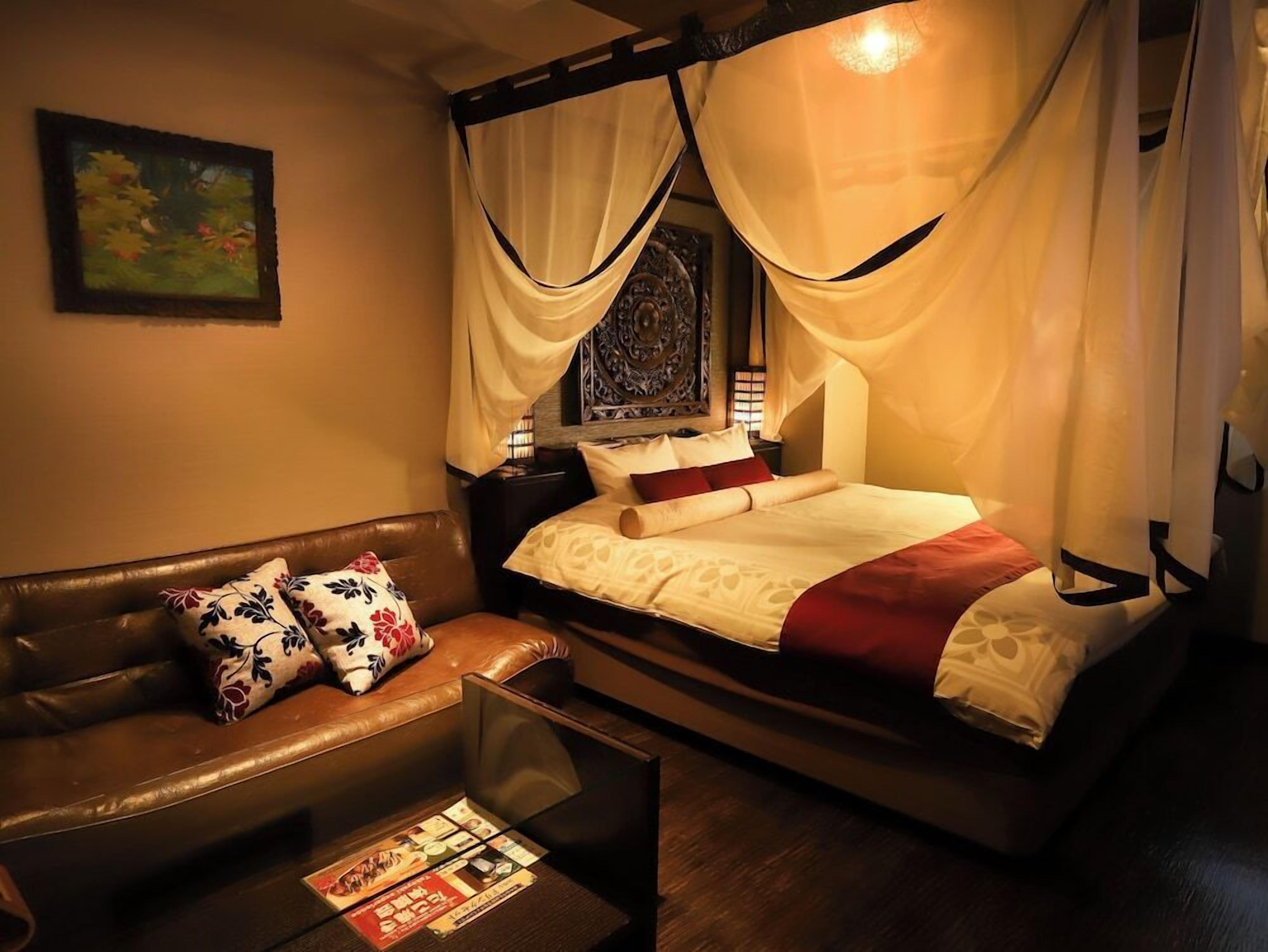 Soundproofing, free WiFi, bed sheets