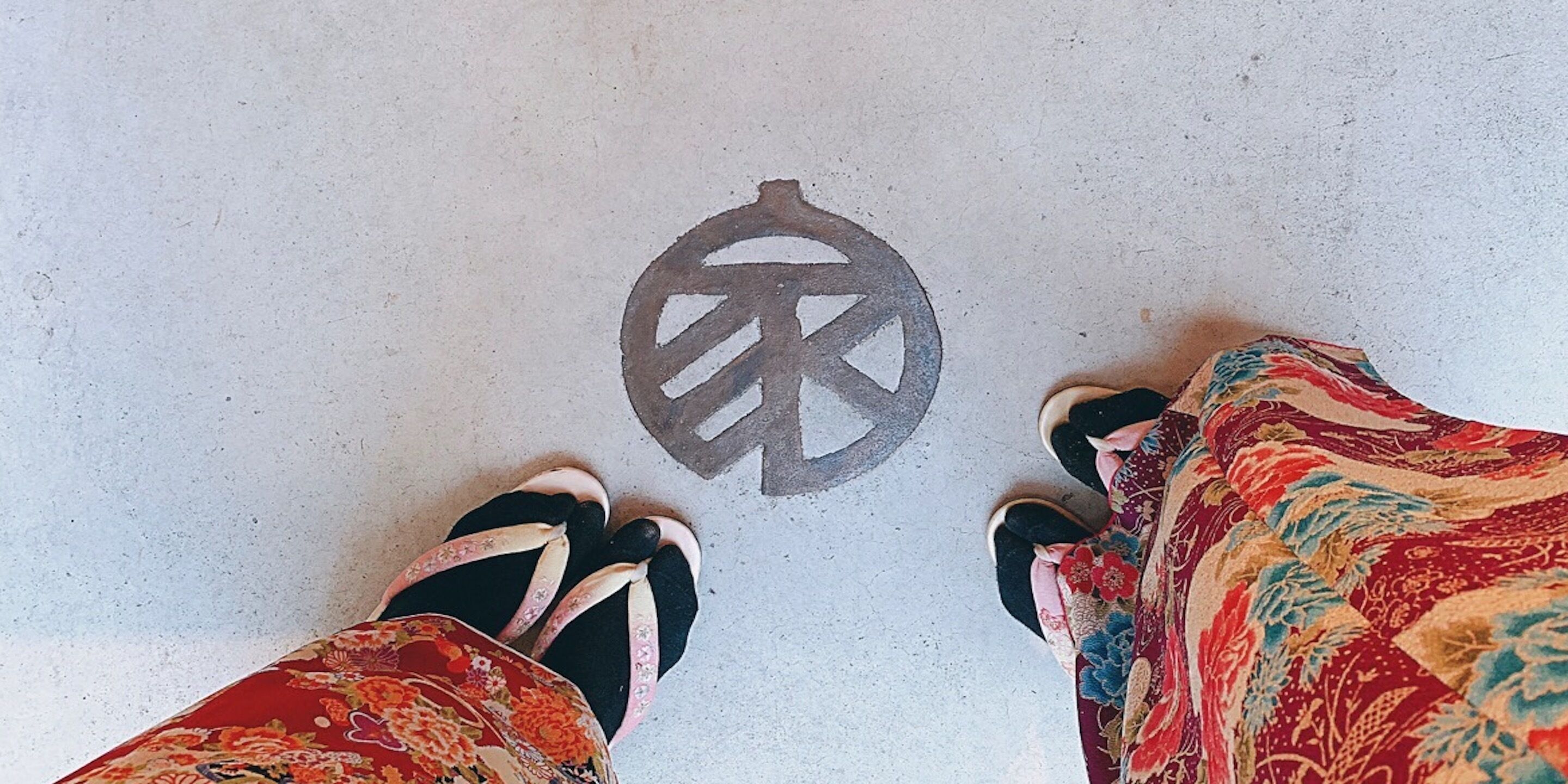 Pies de una persona sobre un piso con un símbolo de paz.