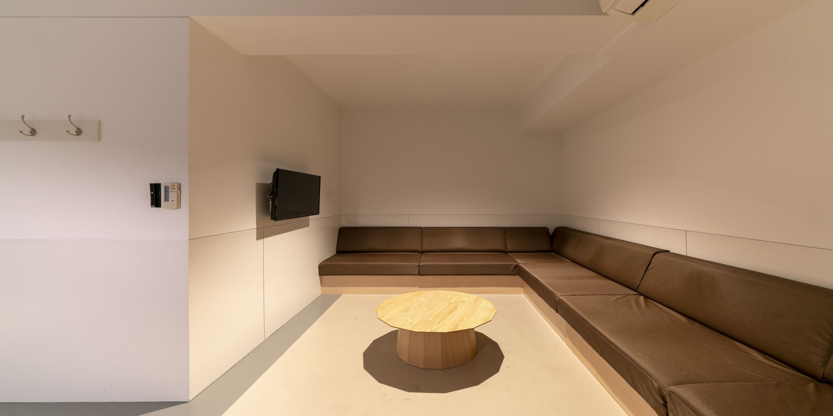 desk, laptop workspace, iron/ironing board, free wifi