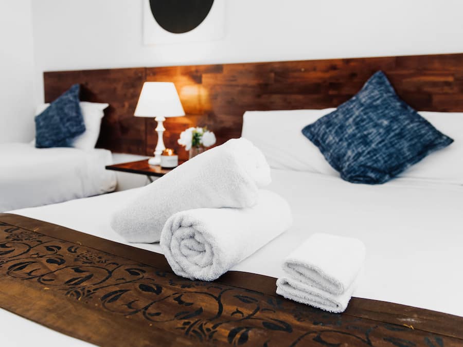 Habitación triple Deluxe | Decoración individual, mobiliario individual, escritorio