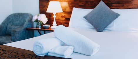 Habitación Confort doble, 1 cama doble | Decoración individual, mobiliario individual, escritorio