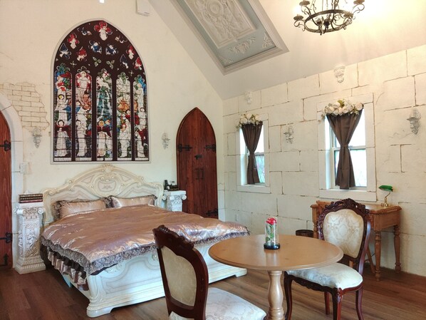 Premium Room, 1 King Bed, Kitchenette, Mountain View