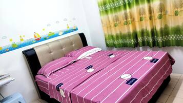 4 slaapkamers, individueel gedecoreerd, een bureau, een laptopwerkplek