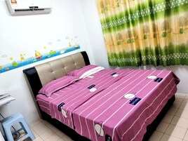 Dihias secara berasingan, meja, ruang kerja komputer riba