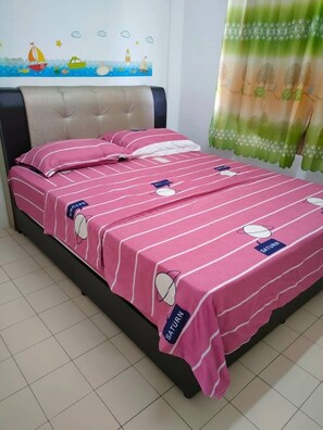 Individually decorated, desk, laptop workspace, iron/ironing board - H Homestay (Sibu)