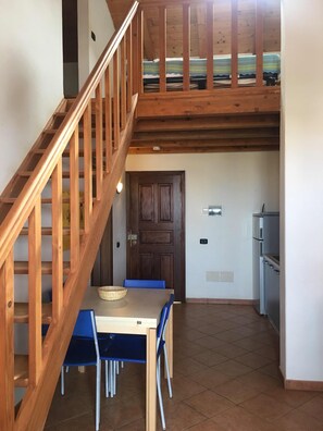 Apartment, 1 Schlafzimmer, Stadtblick | Wohnbereich | Fernseher