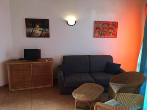 Apartment, 1 Schlafzimmer, Stadtblick | Wohnbereich | Fernseher