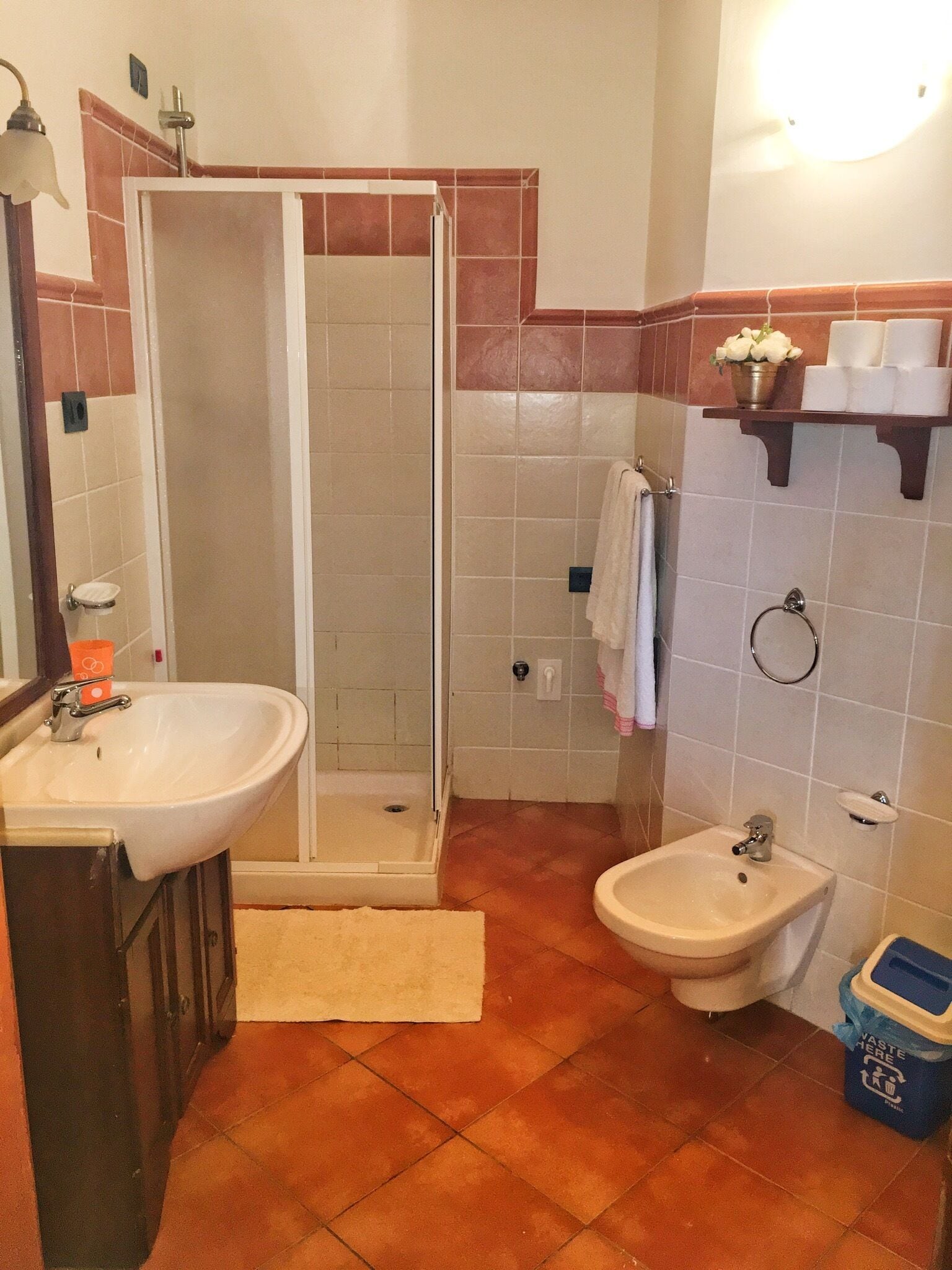 Une salle de bain équipée d’une douche, d’un lavabo, d’un bidet et de toilettes.