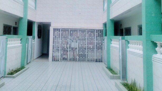 A building with a central open space, flanked by two wings with balconies. - Résidence Belle Vue (Abidjan)