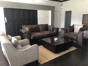 Casa familiar, 5 habitaciones, chimenea, vistas a la montaña | Zona de estar | Una chimenea