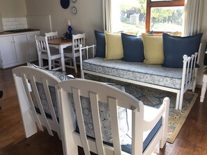 Cabaña tradicional | Zona de estar | Una chimenea