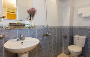 Dusj, tøfler, bidé og håndklær