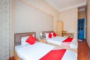 Deluxe Triple Room | Minibar, in-room safe, desk, free WiFi