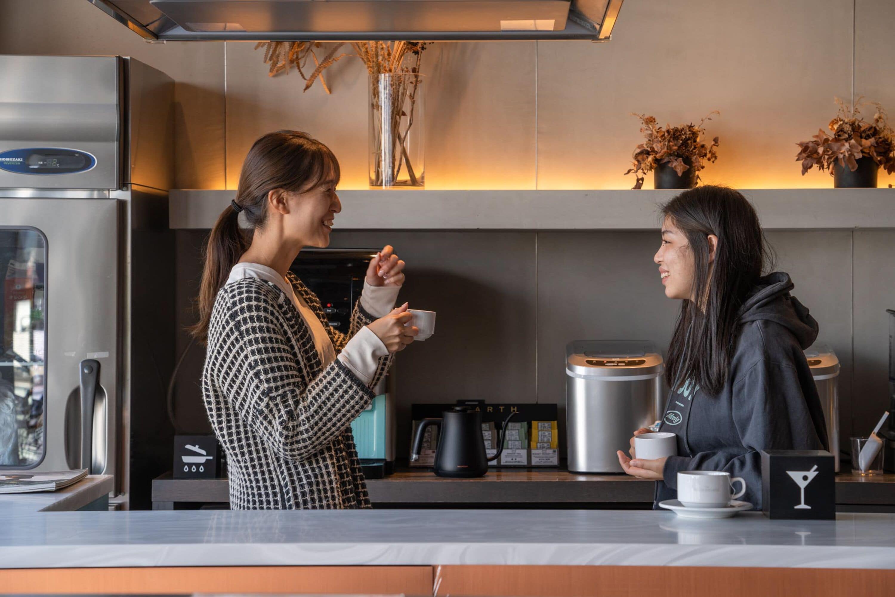 Una cocina moderna con electrodomésticos de acero inoxidable, una cafetera y plantas decorativas.