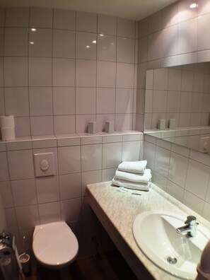 Double Room | Bathroom | Shower, free toiletries, hair dryer, towels