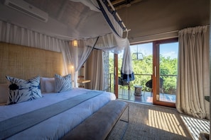 Premium bedding, in-room safe, individually decorated - eKhaya Bush Villa (Hoedspruit)