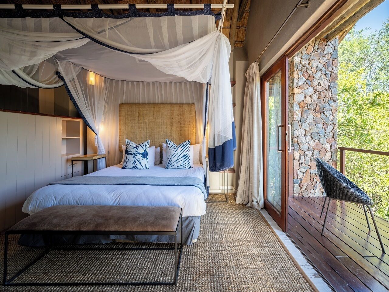 أغطية فراش متميزة وخزنة داخل الغرفة وبديكورات فريدة لكل غرفة