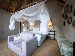 Premium bedding, in-room safe, individually decorated - eKhaya Bush Villa (Hoedspruit)