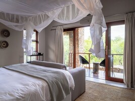 Ropa de cama de alta calidad y caja de seguridad en la habitación 