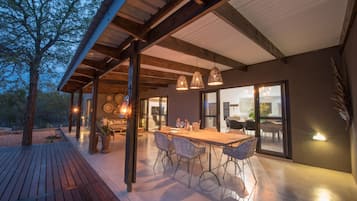 Bushwillow Private Villa | Terras