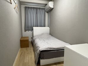 Renewal Economy Single Room with Shared Bathroom, non-smoking | Desk, blackout curtains, free WiFi - Hotel Zipang (Osaka)