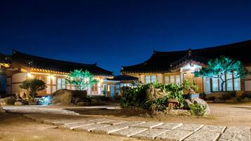 住宿正面 - 傍晚/夜晚
