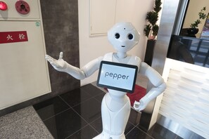 Un robot con un letrero que dice