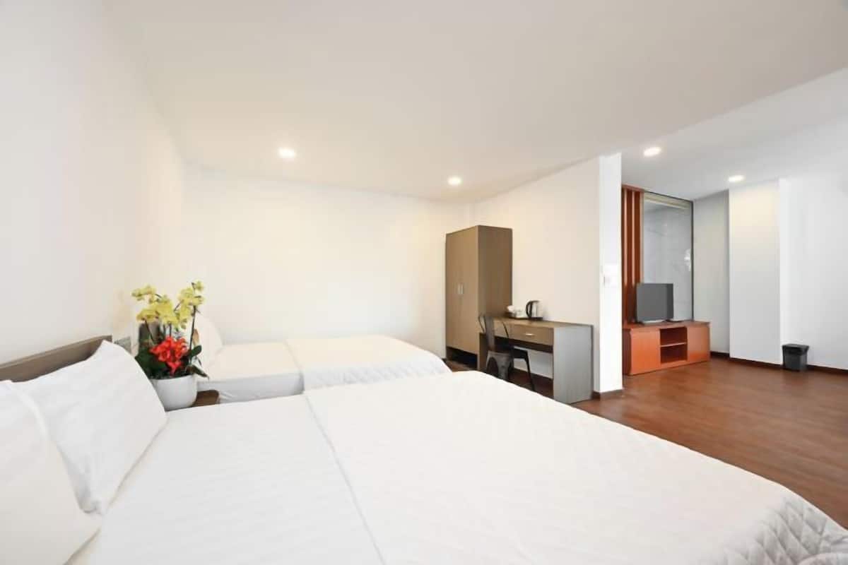 Escritorio, cortinas blackout, insonorización y wifi gratis