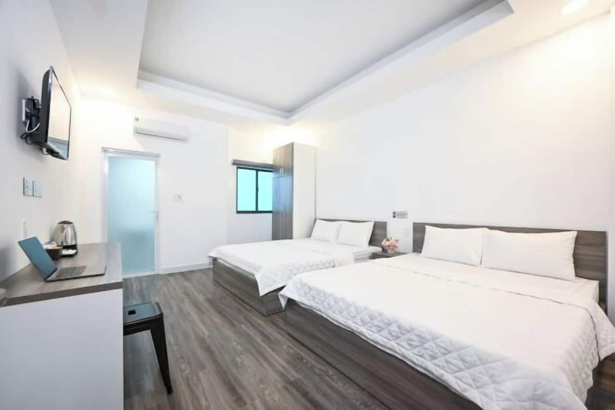 Escritorio, cortinas blackout, insonorización y wifi gratis