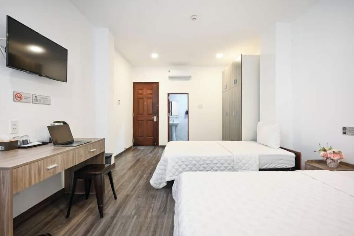 Escritorio, cortinas blackout, insonorización y wifi gratis