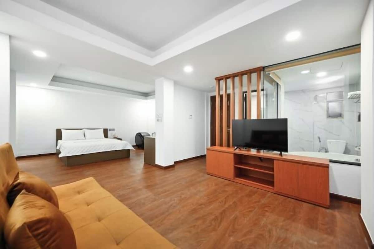 Escritorio, cortinas blackout, insonorización y wifi gratis