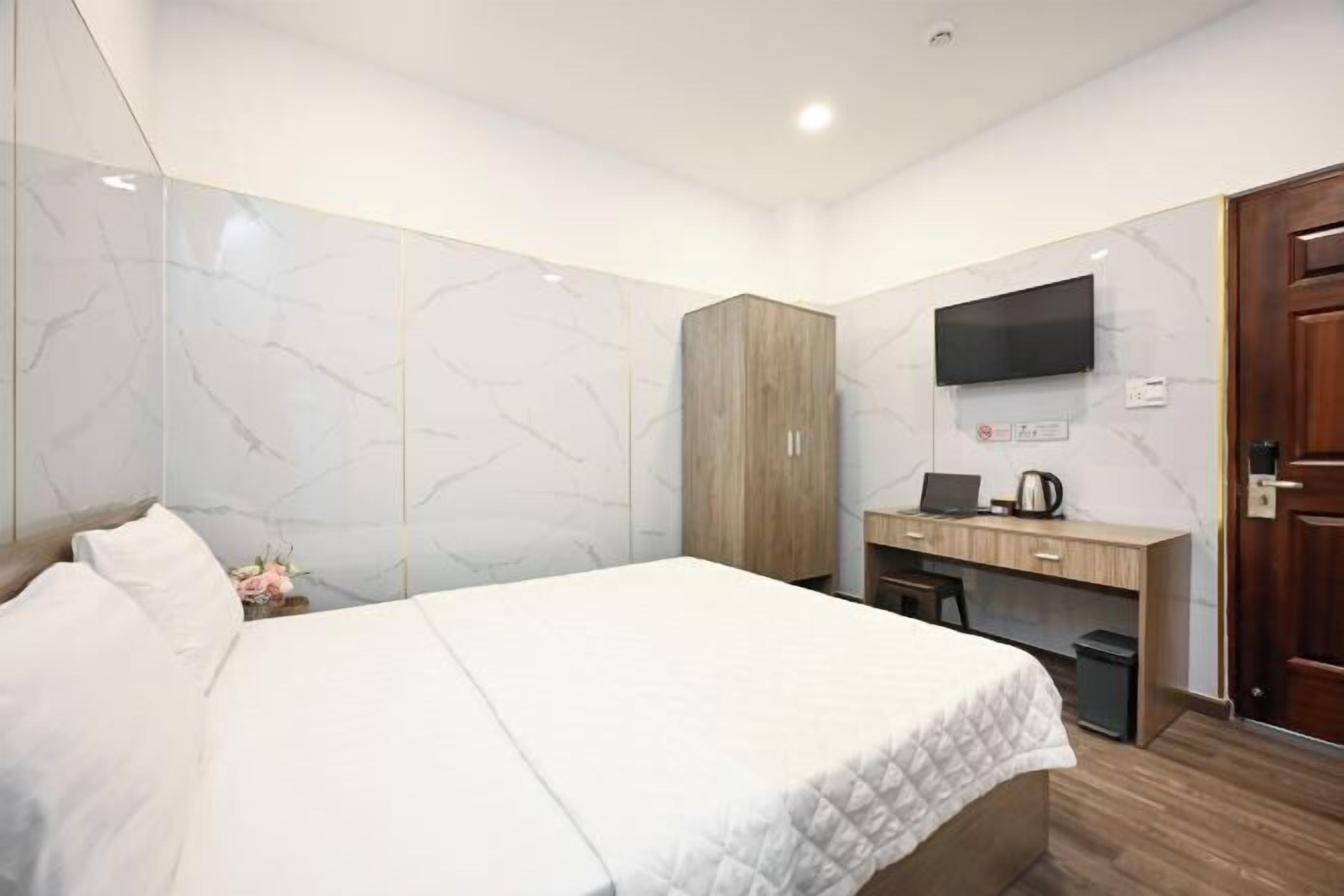 Desk, blackout drapes, soundproofing, free WiFi