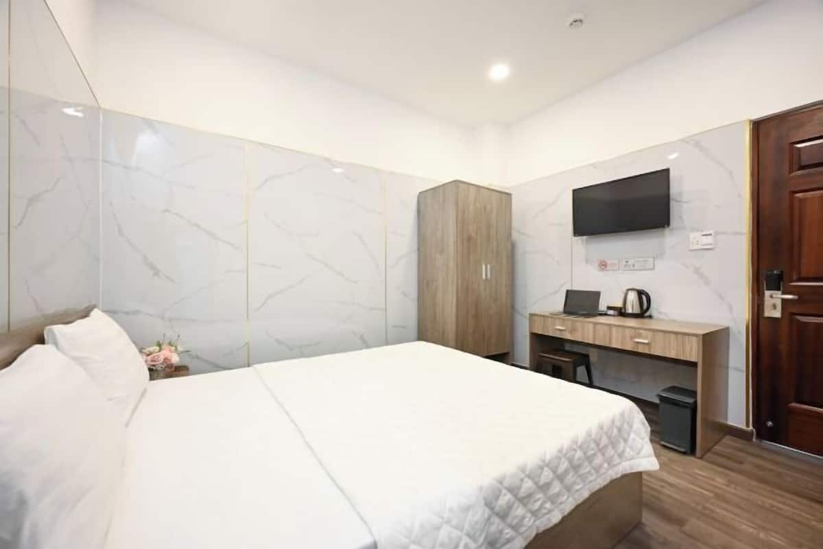 Escritorio, cortinas blackout, insonorización y wifi gratis