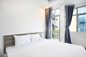 Quarto casal luxo | Escrivaninha, cortinas blackout, quartos à prova de som