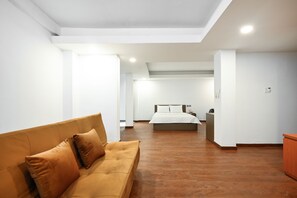 Desk, blackout curtains, soundproofing, free WiFi - Yoko Airport Saigon Hotel (Ho Chi Minh City)